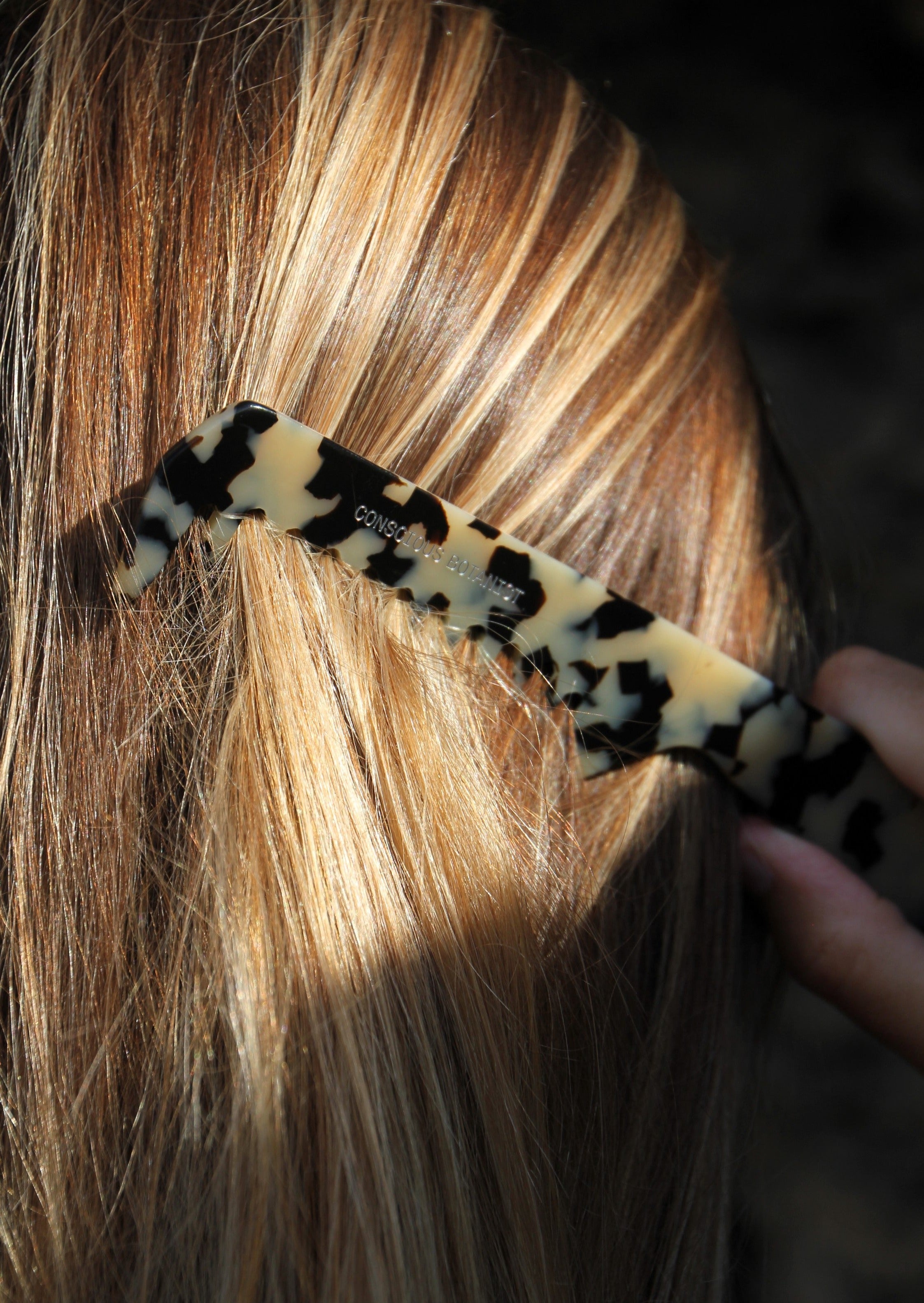 Peine hecho de acetato de celulosa vegetal. Reduce la rotura del cabello, fortalece el cabello, masajea el cuero cabelludo y distribuye los aceites naturales. Sostenible y sin plástico.