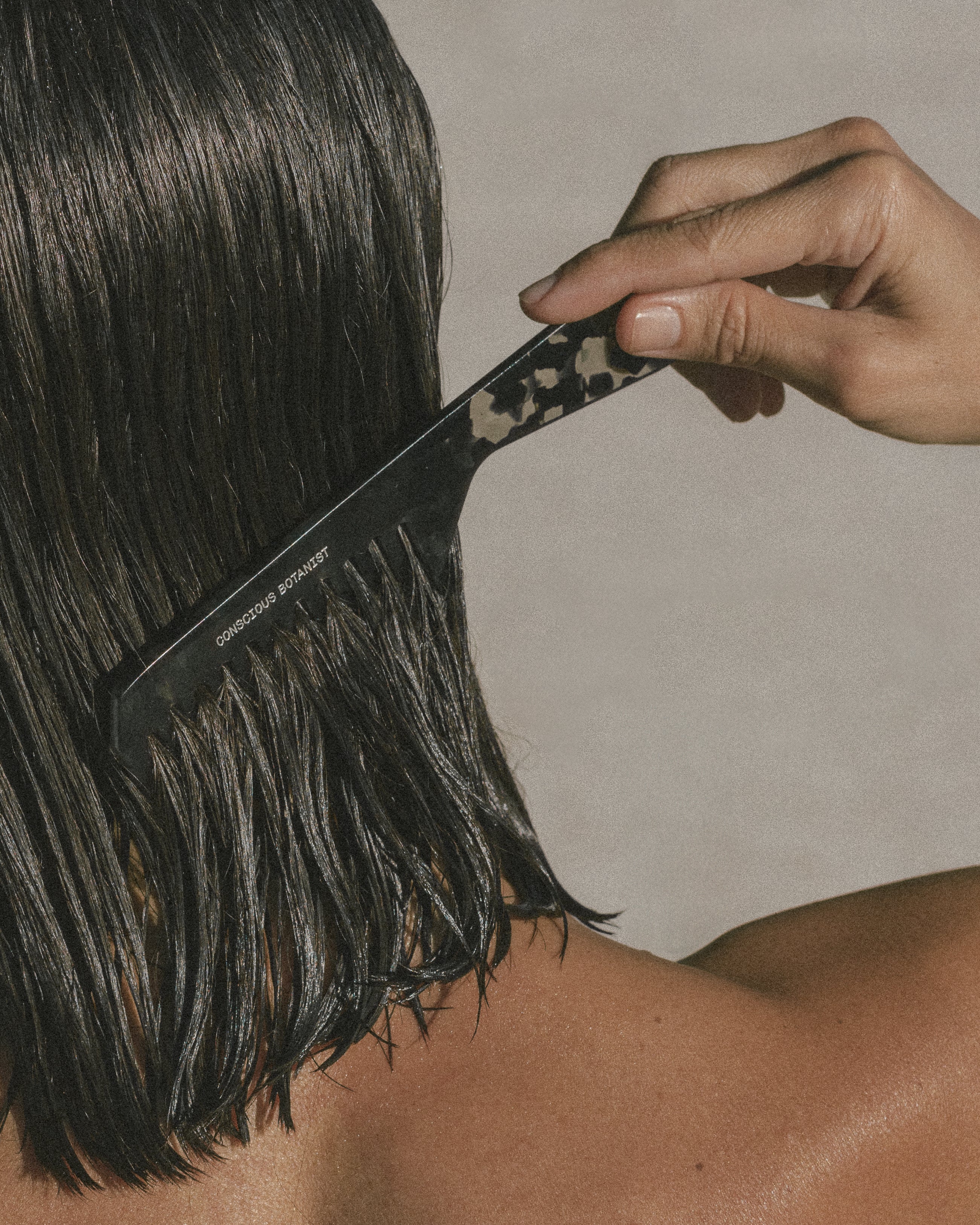 Peine hecho de acetato de celulosa vegetal. Reduce la rotura del cabello, fortalece el cabello, masajea el cuero cabelludo y distribuye los aceites naturales. Sostenible y sin plástico.