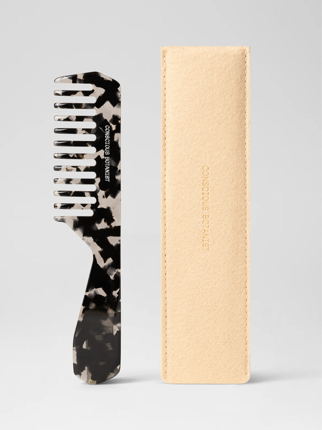 Hair comb made of 100% vegetable cellulose acetate. Reduces breakage, strengthens hair, massages scalp, and distributes oils. Sustainable and plastic-free.