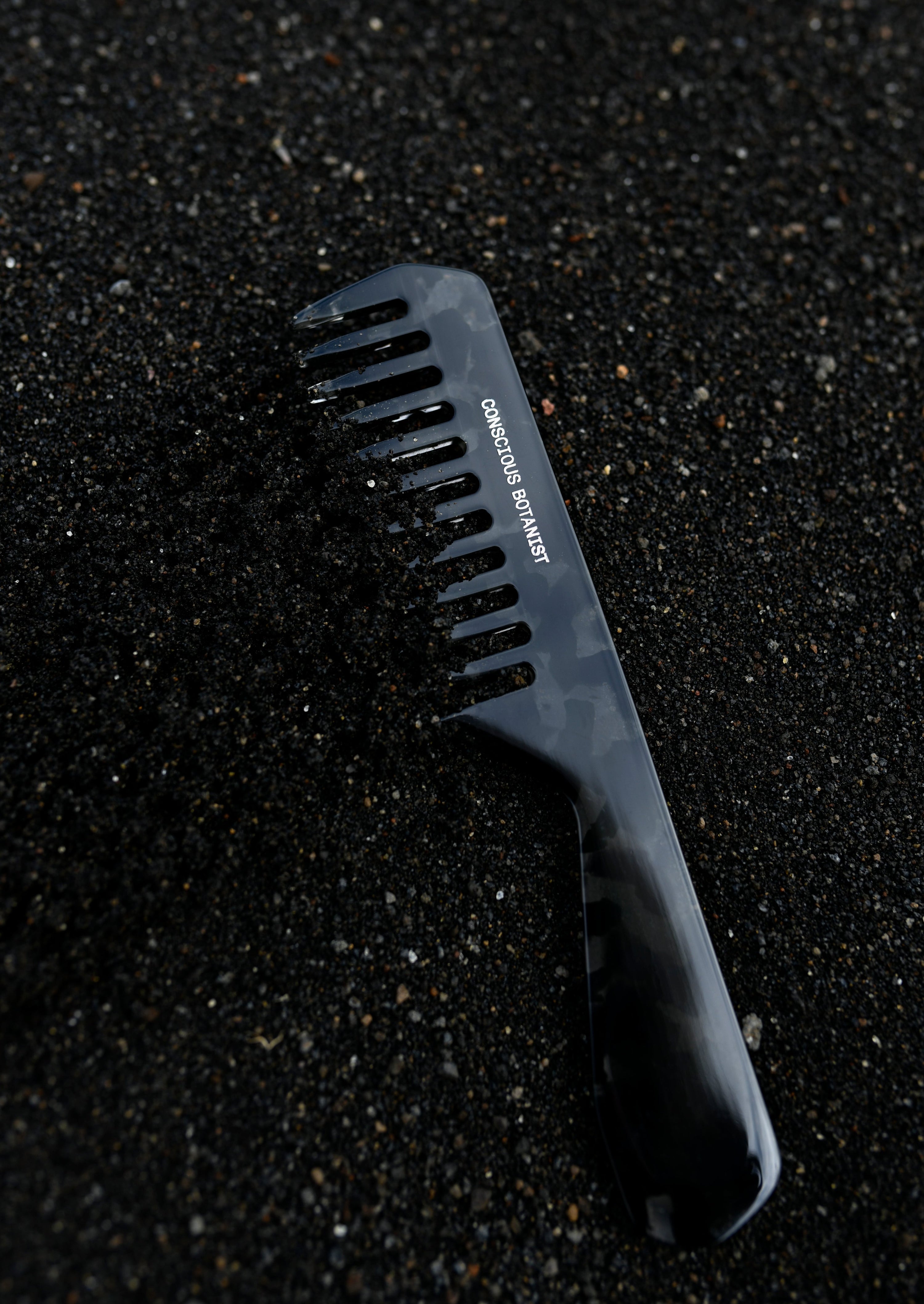 Hair comb made of 100% vegetable cellulose acetate. Reduces breakage, strengthens hair, massages scalp, and distributes oils. Sustainable and plastic-free.