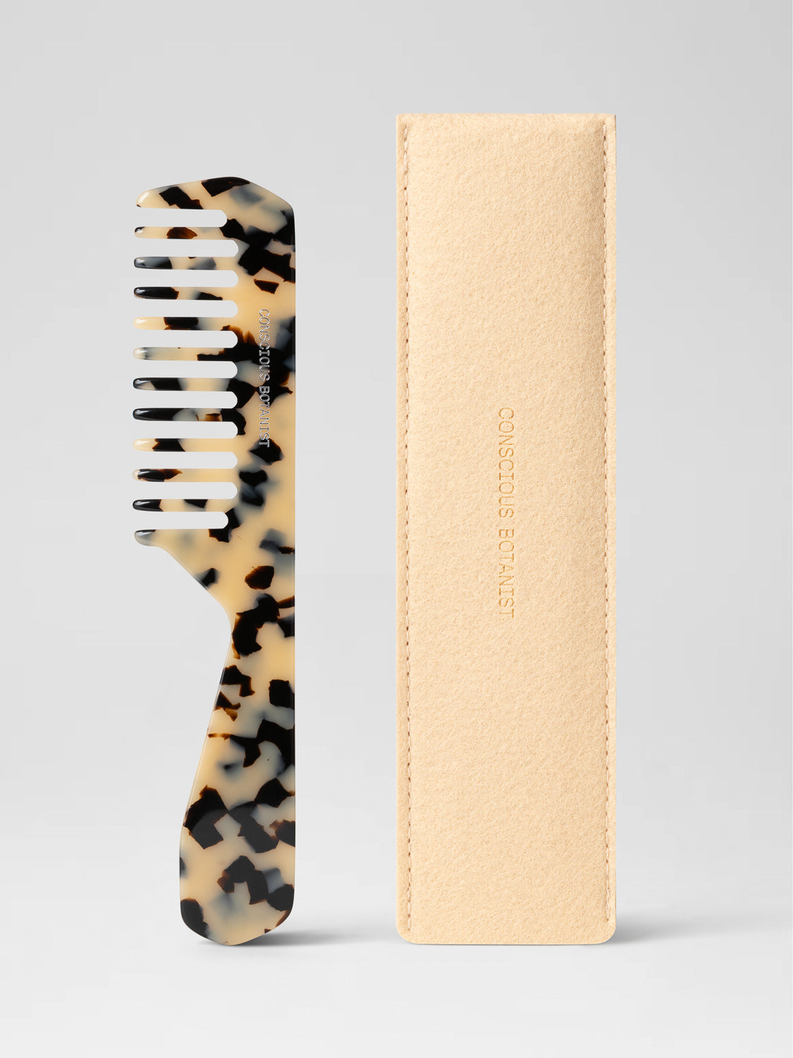 Hair comb made of 100% vegetable cellulose acetate. Reduces breakage, strengthens hair, massages scalp, and distributes oils. Sustainable and plastic-free.