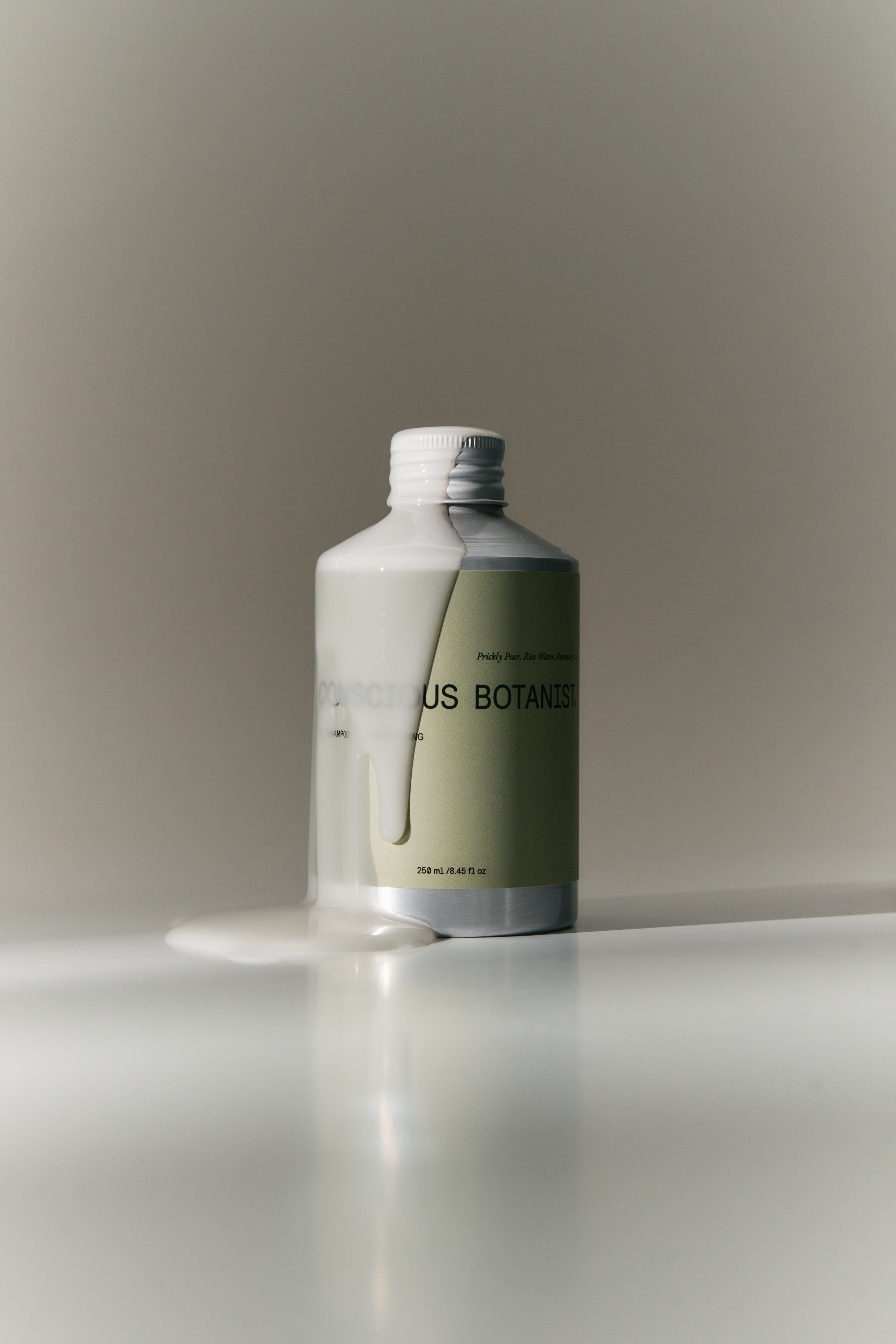 Sulfate-free shampoo for hair growth, featuring hyaluronic acid, prickly pear oil and rice water.