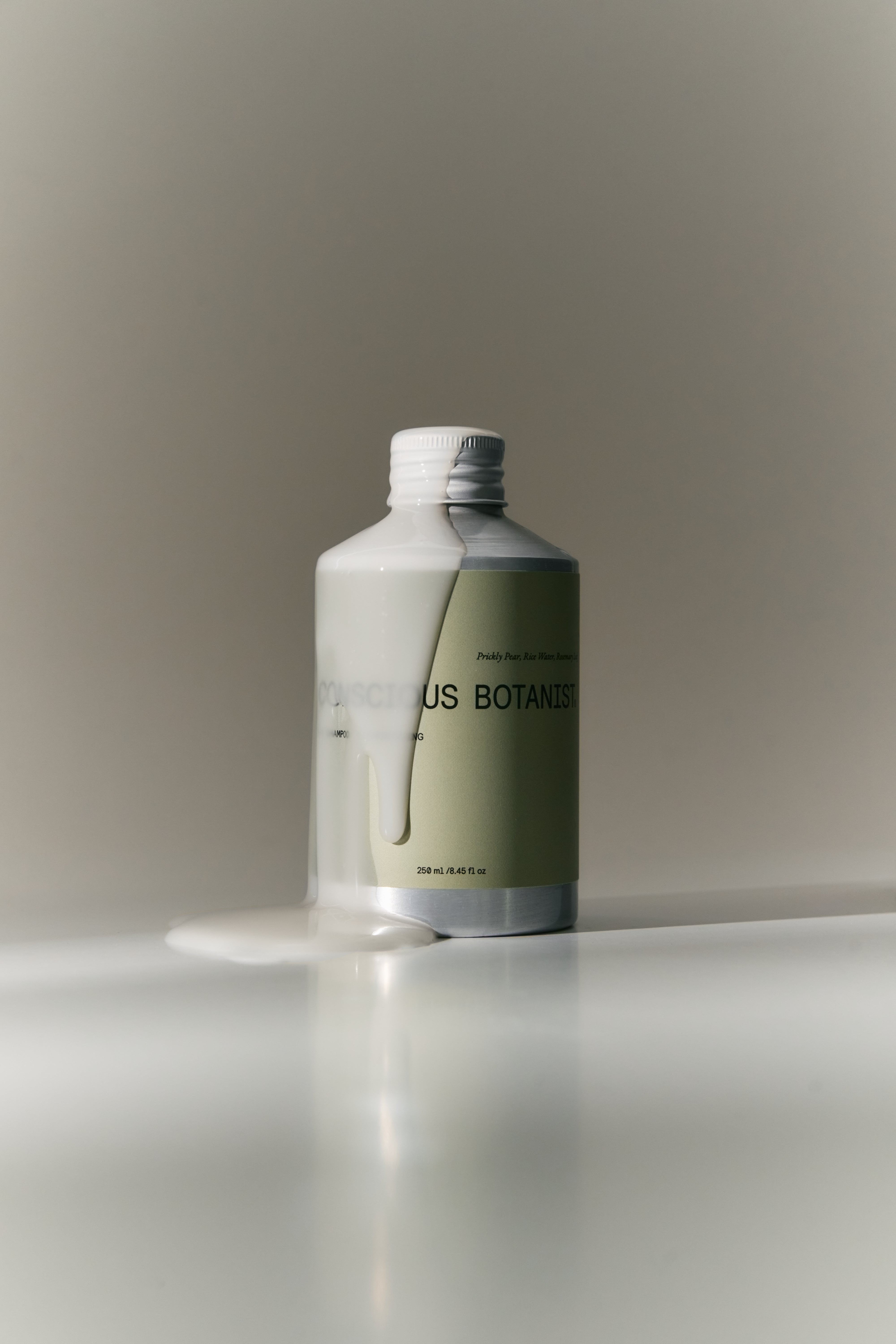 Sulfate-free shampoo for hair growth, featuring hyaluronic acid, prickly pear oil and rice water.